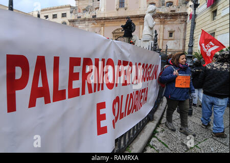 Foto LaPresse - Guglielmo Mangiapane 04/01/19 ITA Palerme Cronaca della decisione Manifestazione un soutien del sindaco di Palerme Leoluca Orlando di il sospendere decreto sicurezza. Nella foto : un momento della manifestazione Photo LaPresse - Guglielmo Mangiapane 04/01/19 ITA Palerme News manifestation en faveur de la décision du maire de Palerme Leoluca Orlando de suspendre le "decreto sicurezza". Dans l'image : les personnes qui font preuve d' Banque D'Images