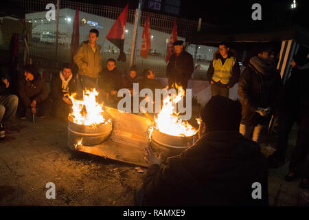 San Fernando de Henares, Espagne. 4 janvier, 2019. Vu les travailleurs en grève encore la nuit.Amazon workers go pour une nouvelle grève de 24 heures avant le jour de Trois Sages, c'est un jour de plus de ventes et l'envoi de dons en Espagne. La demande de travailleurs des améliorations salariales. Credit : Lito Lizana SOPA/Images/ZUMA/Alamy Fil Live News Banque D'Images