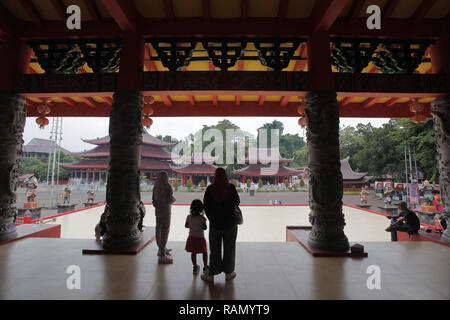 Semarang, Central Java, Indonésie. 3 janvier, 2019. Les touristes sont accueillis à Sam Po Kong Temple.Sam Po Kong Temple est un ancien lieu de transit et de la première d'un amiral chinois avec le nom de Zheng He ou Cheng Ho et maintenant le temple est utilisé comme lieu de culte ainsi qu'une destination touristique à Semarang. Credit : Adriana Adinandra SOPA/Images/ZUMA/Alamy Fil Live News Banque D'Images