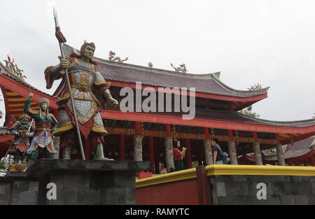 Semarang, Central Java, Indonésie. 3 janvier, 2019. Les touristes sont vu prendre des photos avec un smartphone dans Temple Sam Po Kong.Sam Po Kong Temple est un ancien lieu de transit et de la première d'un amiral chinois avec le nom de Zheng He ou Cheng Ho et maintenant le temple est utilisé comme lieu de culte ainsi qu'une destination touristique à Semarang. Credit : Adriana Adinandra SOPA/Images/ZUMA/Alamy Fil Live News Banque D'Images