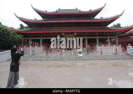 Semarang, Central Java, Indonésie. 3 janvier, 2019. Les touristes sont vu prendre des photos avec un smartphone dans Temple Sam Po Kong.Sam Po Kong Temple est un ancien lieu de transit et de la première d'un amiral chinois avec le nom de Zheng He ou Cheng Ho et maintenant le temple est utilisé comme lieu de culte ainsi qu'une destination touristique à Semarang. Credit : Adriana Adinandra SOPA/Images/ZUMA/Alamy Fil Live News Banque D'Images