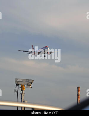 De l'aéroport Gatwick de Londres, Royaume-Uni. 4 janvier, 2019. avions volant comme normale après Gatwick et Heathrow annoncer dépense des millions sur l'équipement militaire en réponse aux attaques de drones chaos, qui a vu plus de 1000 vols annulés avant Noël. Photo : Alamy Live News/Andy Stehrenberger Credit : Andy Stehrenberger/Alamy Live News Banque D'Images