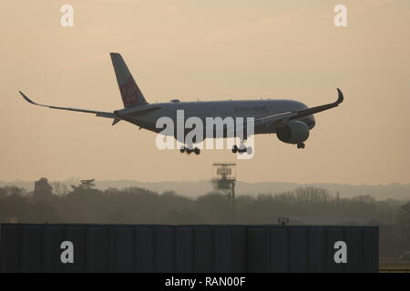 De l'aéroport Gatwick de Londres, Royaume-Uni. 4 janvier, 2019. avions volant comme normale après Gatwick et Heathrow annoncer dépense des millions sur l'équipement militaire en réponse aux attaques de drones chaos, qui a vu plus de 1000 vols annulés avant Noël. Photo : Alamy Live News/Andy Stehrenberger Credit : Andy Stehrenberger/Alamy Live News Banque D'Images