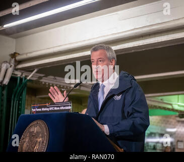New York, USA. 08Th Jan, 2019. Le maire de New York, Bill De Blasio parle à la 125e Street IND Subway Station le Vendredi, Janvier 4, 2019 à propos de la mise en œuvre de la Juste Prix programme. Le programme fournit la moitié du prix MetroCards pour les New-yorkais dont les revenus sont inférieurs ou est au niveau de pauvreté fédéral et reçoivent des prestations d'. ( © Richard B. Levine) Crédit : Richard Levine/Alamy Live News Banque D'Images