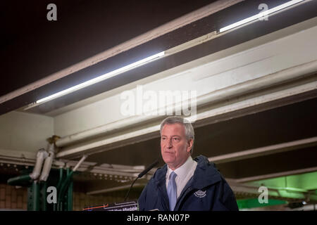 New York, USA. 08Th Jan, 2019. Le maire de New York, Bill De Blasio parle à la 125e Street IND Subway Station le Vendredi, Janvier 4, 2019 à propos de la mise en œuvre de la Juste Prix programme. Le programme fournit la moitié du prix MetroCards pour les New-yorkais dont les revenus sont inférieurs ou est au niveau de pauvreté fédéral et reçoivent des prestations d'. ( © Richard B. Levine) Crédit : Richard Levine/Alamy Live News Banque D'Images