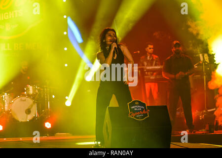 Guwahati, Assam, Inde. 4 janvier 2019. Chanteur de Bollywood Neha Kakkar. Guwahati, Assam, Inde. 4 janvier 2019.La chanteuse Bollywood Neha Kakkar effectue au cours d'une manifestation à Sarusajai Stadium. Crédit : David Talukdar/Alamy Live News Banque D'Images