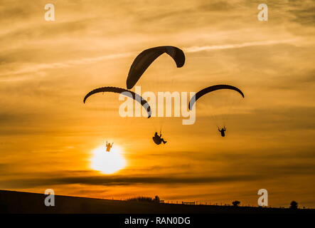 Firle, Lewes, East Sussex, Royaume-Uni. 4 janvier 2019. Parapente dans la brise Du Nord pendant que le soleil descend au-dessus des South Downs. Banque D'Images