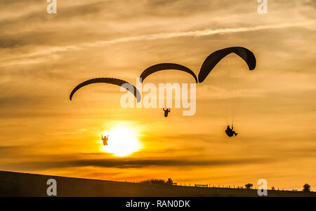 Firle, Lewes, East Sussex, Royaume-Uni. 4 janvier 2019. Parapente dans la brise Du Nord pendant que le soleil descend au-dessus des South Downs. Banque D'Images