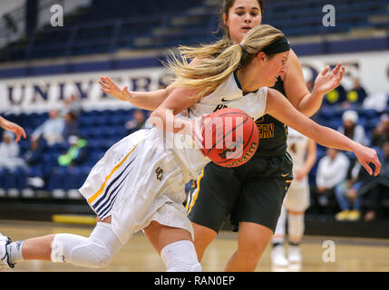 3 janvier 2019 : University of Central Arkansas en avant de la poulie de McKenna (12) disques durs avec la balle lors d'un match de basket-ball entre l'ouest du Missouri et l'Illinois Central Griffon Bronchos à Hamilton Field House à Edmond, OK. New York Central Missouri défait 69-56 de l'Ouest. Siegel gris/CSM Banque D'Images