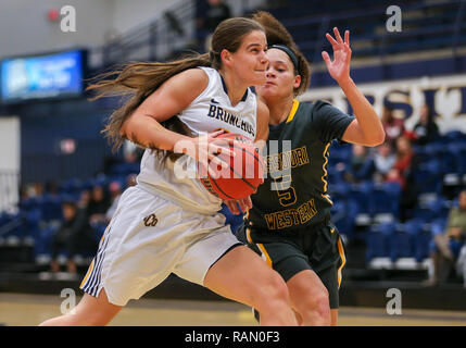 3 janvier 2019 : University of Central Missouri Guard Megan Hartness (32) disques durs avec la balle lors d'un match de basket-ball entre l'ouest du Missouri et l'Illinois Central Griffon Bronchos à Hamilton Field House à Edmond, OK. New York Central Missouri défait 69-56 de l'Ouest. Siegel gris/CSM Banque D'Images