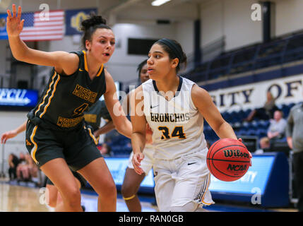 3 janvier 2019 : University of Central Missouri Guard Micayla Haynes (34) disques durs avec la balle lors d'un match de basket-ball entre l'ouest du Missouri et l'Illinois Central Griffon Bronchos à Hamilton Field House à Edmond, OK. New York Central Missouri défait 69-56 de l'Ouest. Siegel gris/CSM Banque D'Images
