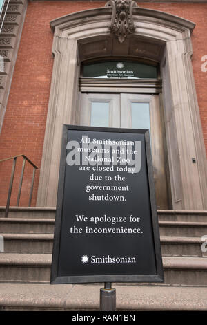 Washington, DC, USA. 4 janvier, 2019. Inscrivez-vous à la Galerie Renwick fermée près de la Maison blanche pourrait-être alertes aux visiteurs que tous les musées Smithsonian sont fermées en raison de la fermeture du gouvernement. Le zoo et les musées ont été ouverts pendant l'arrêt partiel, qui a commencé le 22 décembre, mais le financement a manqué le 2 janvier. Bob Korn/Alamy Live News Banque D'Images