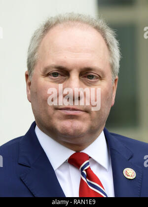 Washington, District de Columbia, Etats-Unis. 4 janvier, 2019. United States House Whip minoritaire Steve Scalise (républicain de Louisiane) est à l'écoute en tant que Président américain Donald J. Trump fait une déclaration à la suite de sa rencontre avec les dirigeants démocratiques dans la salle de la Maison Blanche à Washington, DC dans un effort pour sortir de l'impasse politique sur la sécurité des frontières et de rouvrir le gouvernement fédéral le Vendredi, Janvier 4, 2018. Le Président a également répondu aux questions de journalistes Crédit : Ron Sachs/CNP/ZUMA/Alamy Fil Live News Banque D'Images