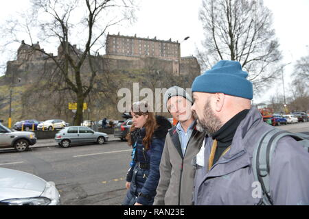 Edinburgh, Ecosse, Royaume-Uni. 4 janvier, 2019. Le ministre de la santé publique Joe FitzPatrick s'associe à la pratique de l'accès d'Édimbourg Street Outreach pharmacien à la foule autour d'Édimbourg. Le service fournit des soins de santé primaires essentiels pour les patients sans abri (gauche - droite : Lauren Gibson - Sensibilisation pharmacien ; Joe FitzPatrick - Ministre de la santé publique ; David Miller - conseiller social de rue). Edinburgh, UK - 4 janvier 2019. Crédit : Colin Fisher/Alamy Live News Banque D'Images