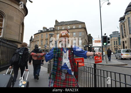 Edinburgh, Ecosse, Royaume-Uni. 4 janvier, 2019. Le ministre de la santé publique Joe FitzPatrick s'associe à la pratique de l'accès d'Édimbourg Street Outreach pharmacien à la foule autour d'Édimbourg. Le service fournit des soins de santé primaires essentiels pour les patients sans abri. Des scènes de l'endroits où les sans-abri sont vus dans et autour. Edinburgh, UK - 4 janvier 2019. Crédit : Colin Fisher/Alamy Live News Banque D'Images