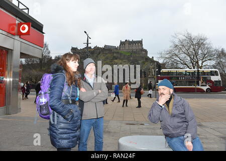 Edinburgh, Ecosse, Royaume-Uni. 4 janvier, 2019. Le ministre de la santé publique Joe FitzPatrick s'associe à la pratique de l'accès d'Édimbourg Street Outreach pharmacien à la foule autour d'Édimbourg. Le service fournit des soins de santé primaires essentiels pour les patients sans abri (gauche - droite : Lauren Gibson - Sensibilisation pharmacien ; Joe FitzPatrick - Ministre de la santé publique ; David Miller - conseiller social de rue). Edinburgh, UK - 4 janvier 2019. Crédit : Colin Fisher/Alamy Live News Banque D'Images