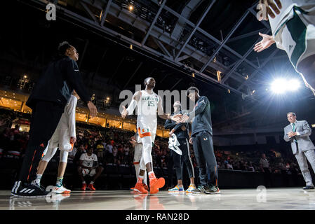 Coral Gables, en Floride, aux Etats-Unis. 3 janvier, 2019. Ebuka Izundu # 15 de Miami est introduit avant le jeu de basket-ball de NCAA Miami entre les ouragans et la North Carolina State Wolfpack à Coral Gables, en Floride. Le Wolfpack a défait les cannes '87-82. Credit : csm/Alamy Live News Banque D'Images