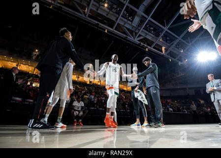 Coral Gables, en Floride, aux Etats-Unis. 3 janvier, 2019. Ebuka Izundu # 15 de Miami est introduit avant le jeu de basket-ball de NCAA Miami entre les ouragans et la North Carolina State Wolfpack à Coral Gables, en Floride. Le Wolfpack a défait les cannes '87-82. Credit : csm/Alamy Live News Banque D'Images