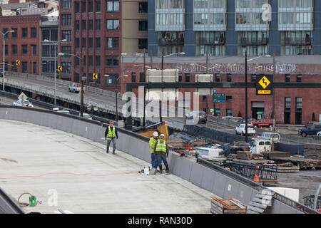 Seattle, Washington, USA. 4 janvier, 2019. Washington State Department of Transportation workers se préparent à fermer les deux premières rampes de l'Alaskan Way Viaduct le 4 janvier à l'avance de la fermeture permanente de la route. A deux milles de long, s'ennuient road tunnel est le remplacement de l'Alaskan Way Viaduct, transportant la State Route 99 dans le centre-ville de Seattle de la SODO quartier à South Lake Union. Le viaduc est prévu de fermer de façon définitive le 11 janvier afin que les équipes peuvent aller de la State Route 99 du viaduc de l'état de l'art tunnel. Crédit : Paul Christian Gordon/Alamy Live News Banque D'Images