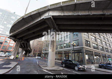 Seattle, Washington, USA. 4 janvier, 2019. La Colombie-Britannique onramp rue serpente à travers le centre-ville comme le ministère des Transports de l'État de Washington se prépare pour l'autoroute de fermeture permanente. A deux milles de long, s'ennuient road tunnel est le remplacement de l'Alaskan Way Viaduct, transportant la State Route 99 dans le centre-ville de Seattle de la SODO quartier à South Lake Union. Le viaduc est prévu de fermer de façon définitive le 11 janvier afin que les équipes peuvent aller de la State Route 99 du viaduc de l'état de l'art tunnel. Crédit : Paul Christian Gordon/Alamy Live News Banque D'Images