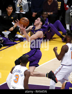 Los Angeles, Californie, USA. 4 janvier, 2019. Los Angeles Lakers' Ball Lonzo (2) va au panier au cours d'un match de basket de la NBA entre les Lakers de Los Angeles et New York Knicks le Vendredi, Janvier 4, 2019, à Los Angeles. Ringo : crédit Chiu/ZUMA/Alamy Fil Live News Banque D'Images