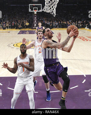 Los Angeles, Californie, USA. 4 janvier, 2019. Los Angeles Lakers' Ball Lonzo (2) va au panier au cours d'un match de basket de la NBA entre les Lakers de Los Angeles et New York Knicks le Vendredi, Janvier 4, 2019, à Los Angeles. Ringo : crédit Chiu/ZUMA/Alamy Fil Live News Banque D'Images