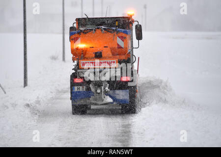 Munich Riem, Deutschland. 05 Jan, 2019. Un chasse-neige autour d'une piste cyclable, de neige, de la neige en hiver, véhicule d'action publique. Neige continue sur 05.01.2019, amener le chaos, le chaos de la circulation de la neige, l'hiver en Bavière. Utilisation dans le monde entier | Credit : dpa/Alamy Live News Crédit : afp photo alliance/Alamy Live News Banque D'Images