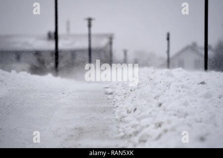 Munich Riem, Deutschland. 05 Jan, 2019. Les amoncellements de neige, neige-couvertes bike lane qui a été récemment effacé. Neige continue sur 05.01.2019, amener le chaos, le chaos de la circulation de la neige, l'hiver en Bavière. Utilisation dans le monde entier | Credit : dpa/Alamy Live News Crédit : afp photo alliance/Alamy Live News Banque D'Images