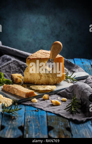 Le fromage parmesan composition sur fond bleu Banque D'Images