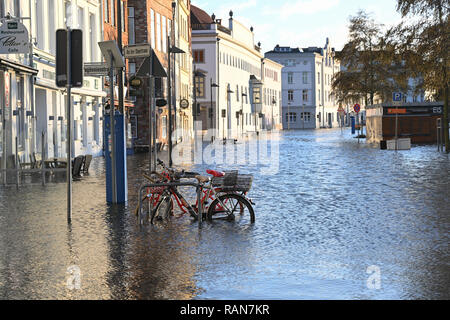 LUEBECK, ALLEMAGNE, LE 2 JANVIER 2019 : les vélos dans l'inondation de la rivière Trave avec de l'eau élevé dans la vieille ville historique de luebeck, Allemagne, ciel bleu, c Banque D'Images