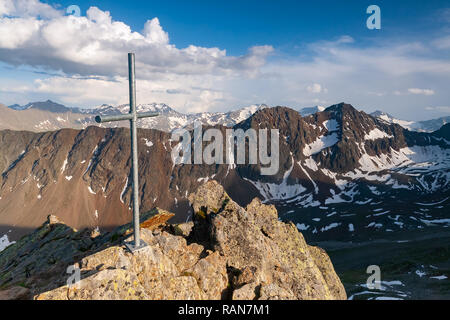 Beau paysage de montagnes d'été au sommet du Knotenspitze Tyrol Stubai Alps près de Regensburger refuge de montagne, Autriche Banque D'Images