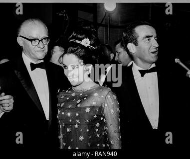 Phillip Burton, Elizabeth Taylor, Montgomery Clift, New York, 1964 Banque D'Images