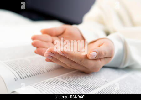 Méconnaissable woman reading gros livre - Sainte Bible et prier. Christian l'étude des écritures. En étudiant la bibliothèque du collège de la préparation aux examens. Lear Banque D'Images