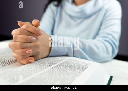 Méconnaissable woman reading gros livre - Sainte Bible et prier. Christian l'étude des écritures. En étudiant la bibliothèque du collège de la préparation aux examens. Lear Banque D'Images