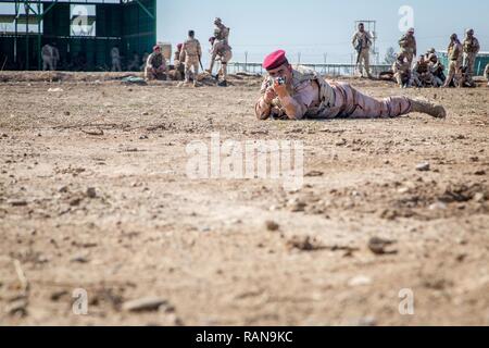 Un soldat des forces de sécurité irakiennes recherche les menaces possibles au cours de formation de recyclage, ils réagissent au contact au Camp Taji, Irak, le 25 février 2017. Les soldats ont assisté à la Cours de chefs subalternes et dirigé par les forces de la Coalition visant à améliorer les compétences de combat de base à l'appui de la Force opérationnelle interarmées - fonctionnement inhérentes à résoudre, la Coalition mondiale pour vaincre ISIS en Iraq et en Syrie. Banque D'Images