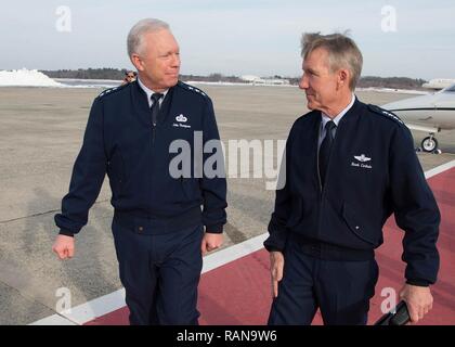 Le général Herbert J. 'Hawk' Carlisle, commandant de l'Air Combat Command, est accueilli par le Lieutenant-général John Thompson, Gestion du cycle de vie de l'Armée de l'air, commandant du Centre à Hanscom Air Force Base, Mass., 10 févr. 22. Carlisle vint à Hanscom pour assister à des réunions à l'Institut de Technologie du Massachusetts Lincoln Laboratory et la mitre. Banque D'Images