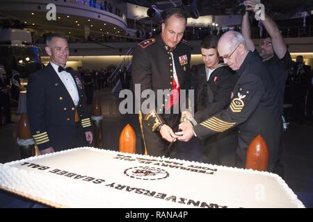 SIMI VALLEY, Californie (fév. 25, 2017) - La plus ancienne et la plus jeune des Seabees, ancien chef Equipmentman Maître Jim Daniels, droite, et recruter des Constructionman Ryniec Colin, affectés à la construction navale, Centre de formation de couper un gâteau avec le Major-général Daniel O'Donohue, général commandant la 1 Division de marines, pendant la 75e Assemblée, bal à l'Seabee la Bibliothèque présidentielle Ronald Reagan. Le bal a lieu pour commémorer le 75e anniversaire de la U.S. Navy Seabees, 150e anniversaire de l'Ingénieur des corps, et le 175e anniversaire de Naval Facilities Engineering Command en 2017. Banque D'Images