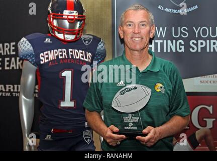 L'entraîneur Dave White d'Edison High School reçoit le Semper Fi Coach Award lors de la Los Angeles 2017 Football vitrier clinique à l'hôtel Hilton Orange County, 25 février 2017. White a été entraîneur de football depuis plus de 30 ans, a reçu 14 titres de champion au coucher du soleil, 2 titres de champion de Russie interscolaire en Californie et a été l'entraîneur County Register 2000-2010 de la décennie. Parmi de nombreuses autres réalisations coaching, Blanc est un exemple de la Marine Corps les valeurs de leadership de l'honneur, de courage et d'engagement. Le Semper Fi Coach prix est actuellement à sa sixième année. Elle est donnée par le Corps des Marines américains et Gl Banque D'Images