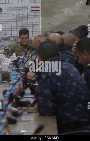 L'armée américaine le général Joseph Votel, commandant général du Commandement central des États-Unis, se réunit avec son partenaire et avec les dirigeants de la Coalition au cours d'une visite au Hammam al-Alil, l'Iraq, le 25 février 2017. L'ampleur et la diversité de partenaires qui appuient la Coalition mondiale unifiée et démontrer la nature de l'effort pour vaincre ISIS. Groupe Force-Operation résoudre inhérent est la Coalition mondiale pour vaincre ISIS en Iraq et en Syrie. Banque D'Images