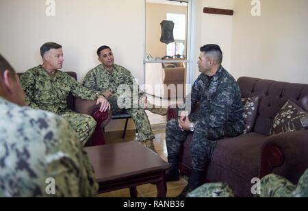 TRUJILLO, le Honduras (fév. 23, 2017) - Arrière Adm. Sean S. Buck, commandant du Commandement Sud des forces navales des États-Unis/U.S. 4ème flotte NAVSO/FOURTHFLT) participe à un bureau téléphonique avec le commandant de la base navale de Puerto Castilla, au Honduras, en faveur de la prorogation de la promesse 2017(CP-17) visite à Trujillo, au Honduras. CP-17 est un U.S. Southern Command-parrainé et U.S. Naval Forces Southern Command/U.S. 4ème flotte-déploiement effectué pour mener des opérations civiles et militaires y compris l'aide humanitaire, les missions de formation et de soins médicaux, dentaires et vétérinaires, de l'assistance dans un effort pour montrer le soutien des États-Unis et Banque D'Images