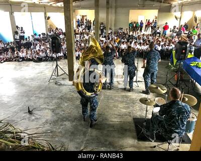 SANTA FE, le Honduras (fév. 22, 2017) Les membres de la flotte américaine FF Forces) Groupe pour les enfants de l'école de la nation hôte à l'appui de la promesse continue 2017 (CP-17) à Sante Fe, au Honduras. CP-17 est un U.S. Southern Command-parrainé et U.S. Naval Forces Southern Command/U.S. 4ème flotte-déploiement effectué pour mener des opérations civiles et militaires y compris l'aide humanitaire, les missions de formation et de soins médicaux, dentaires et vétérinaires, soutien à l'Amérique centrale et du Sud. Banque D'Images