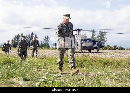 TRUJILLO, le Honduras (fév. 23, 2017) Arrière Adm. Sean S. Buck, commandant du Commandement Sud des forces navales des États-Unis/U.S. 4ème flotte NAVSO/FOURTHFLT), arrive à la promesse continue 2017 (CP-17) emplacement d'effectuer une visite de l'exploitation des sites dans Trujillo, au Honduras. CP-17 est un U.S. Southern Command-parrainé et U.S. Naval Forces Southern Command/U.S. 4ème flotte-déploiement effectué pour mener des opérations civiles et militaires y compris l'aide humanitaire, les missions de formation et de soins médicaux, dentaires et vétérinaires, soutien à l'Amérique centrale et du Sud. Banque D'Images