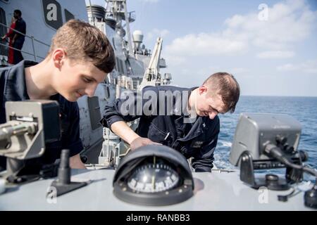 Golfe d'ADEN (fév. 22, 2017) - Machiniste 4400 2e classe Austin Ferenc et Nathan Pompier Bradley nettoyer un bateau gonflable rigide (RIB) au cours d'un lavage à l'eau douce à bord du destroyer lance-missiles USS Laboon (DDG 58). Laboon est déployé avec la George H. W. Bush Carrier Strike Group (GHWBCSG) à l'appui d'opérations de sécurité maritime et les efforts de coopération en matière de sécurité dans le théâtre aux États-Unis la 5ème et la 6ème flotte domaines de responsabilité. Banque D'Images