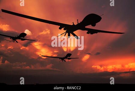 Essaim de drones sur fond coucher de soleil. Banque D'Images