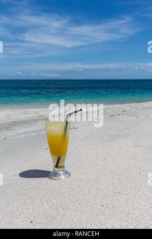 Mojito cocktail boisson avec coucher du soleil sur fond de plage Banque D'Images