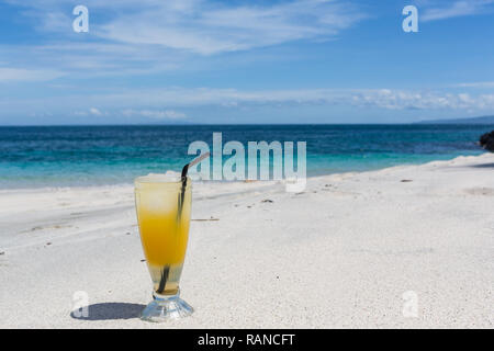 Mojito cocktail boisson avec coucher du soleil sur fond de plage Banque D'Images