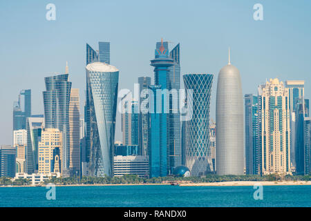 Vue sur l'horizon de jour de la baie Ouest quartier des affaires de la Corniche à Doha, Qatar Banque D'Images