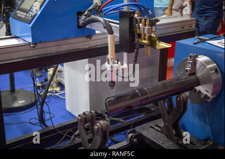 Tuyau/tube CNC et machines de découpe Banque D'Images