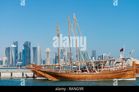 Dhaw traditionnel des bateaux en bois et vue sur la baie de l'ouest du district d'affaires de la Corniche à Doha, Qatar Banque D'Images