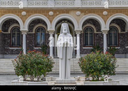 Le palais de l'Évêché, statue, Makarios III, Nicosie, Chypre, République Bischofspalast, statue, Makarios III., Nikosia, Republik Zypern Banque D'Images